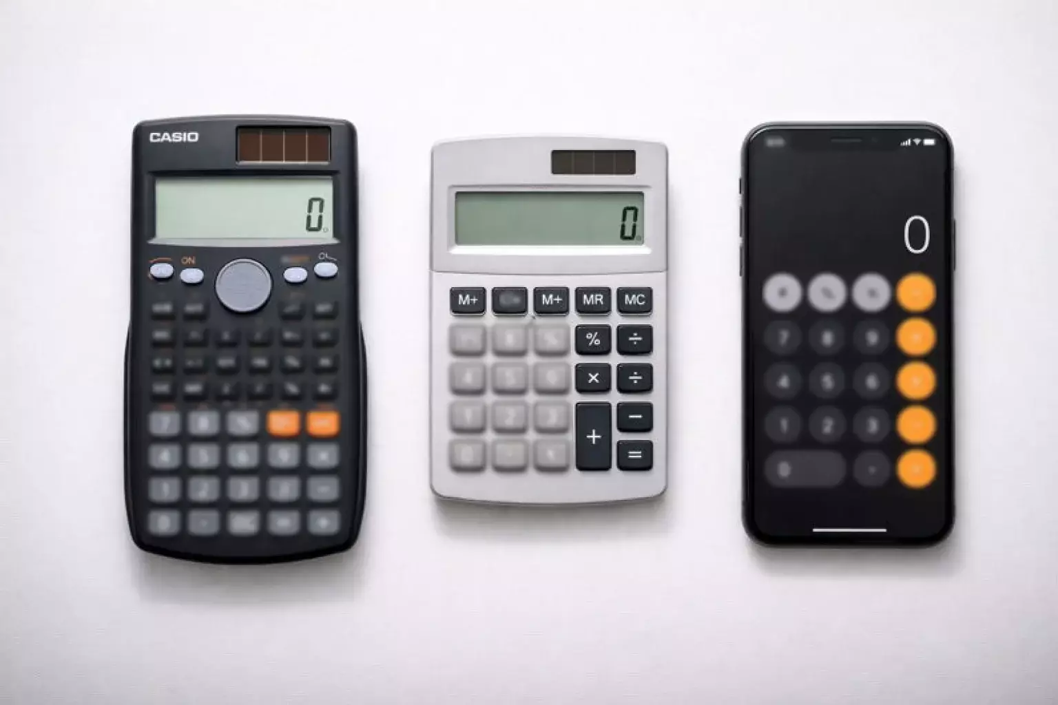 Drie verschillende rekenmachines naast elkaar